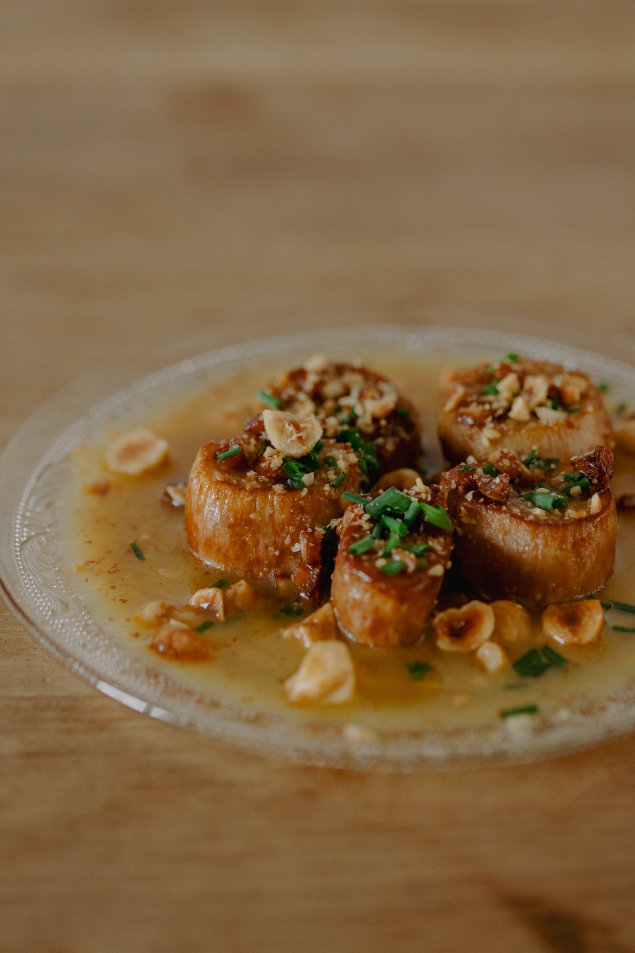 Vegan "coquilles" van koningsoesterzwam met knoflookboter & hazelnoot