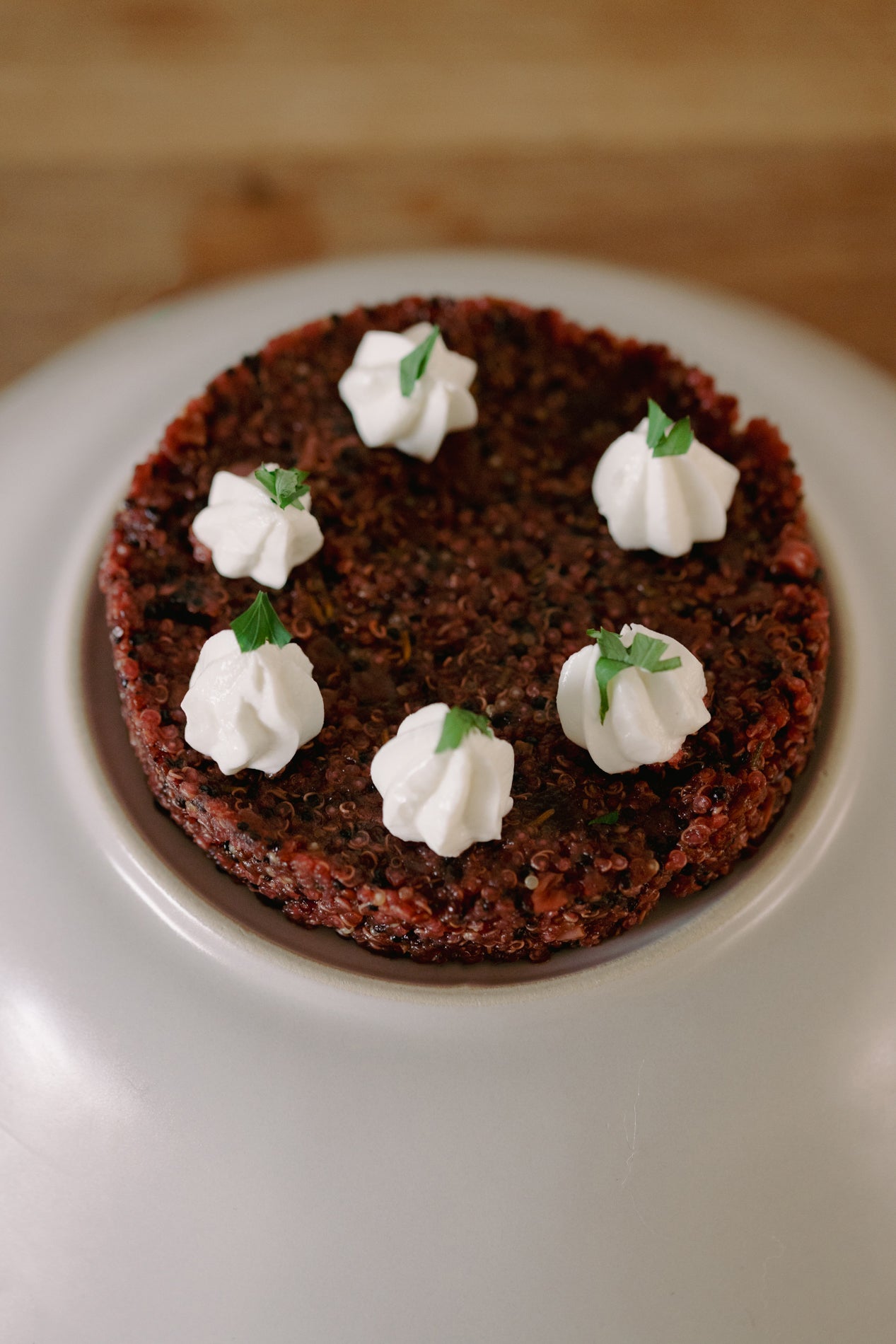 Tartaar van rode biet met quinoa, truffelolie & crème van geitenkaas