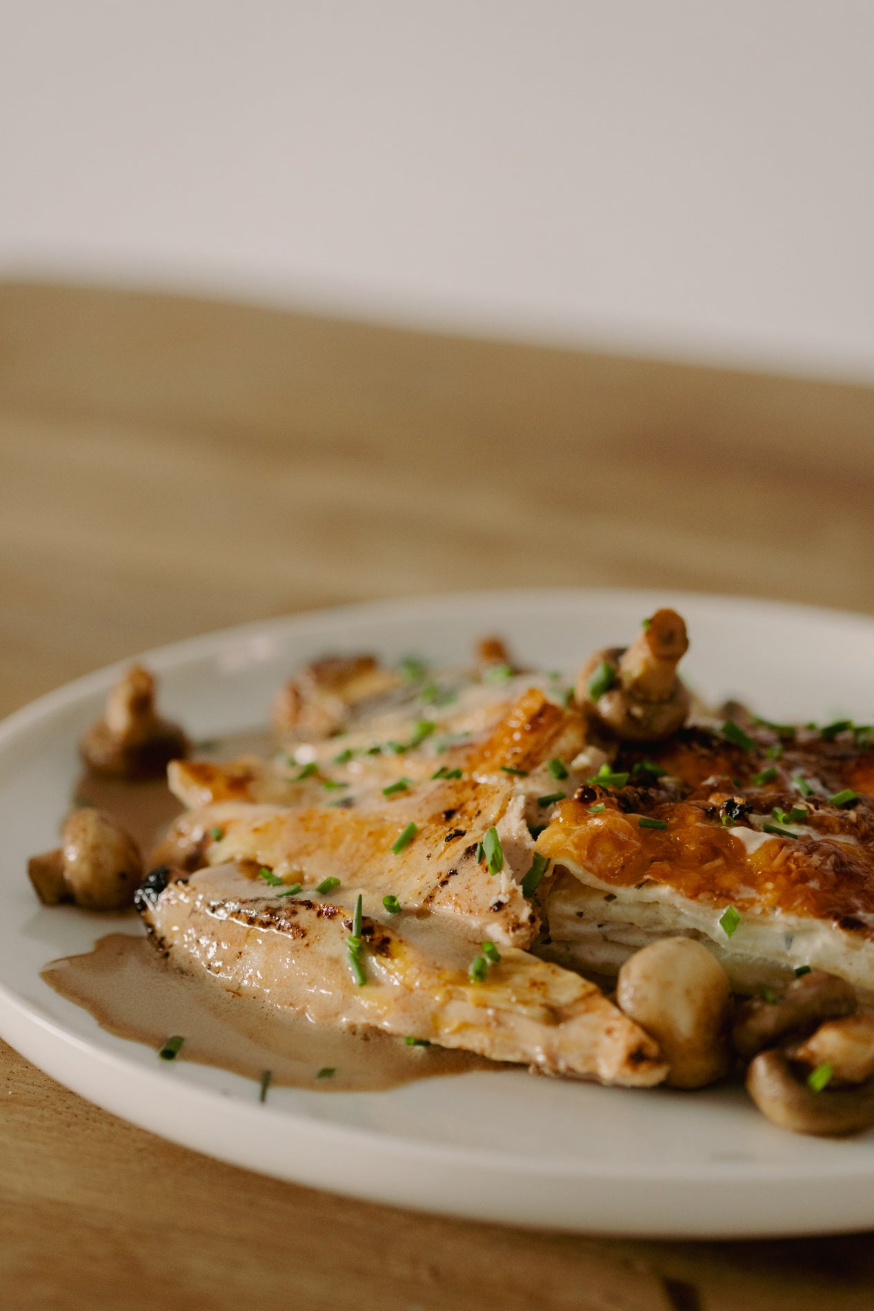 Parelhoensuprême let aardappel-knolseldergratin, Parijse champignons & fine champagnesaus